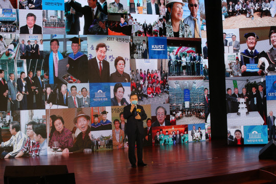 16일 대전 본원 대강당에서 열린 'KAIST 개교 50주년 기념식'에서 신성철 총장이 향후 50년의 목표로 인류 난제를 해결하고 새로운 학문 분야를 개척하는 10명의 특이점 교수 배출과 기업 가치 10조원을 넘는 10개의 '데카트 스타트업' 육성, 전 세계에 10개의 X-KAIST를 설립하는 '10-10-10 드림'을 제시하고 있다.  KAIST 제공